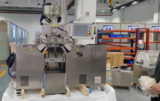 5.5kw cápsulas produzidas por Servo Control Soft Capsule Machine com Ф150x250mm Die Roll Size